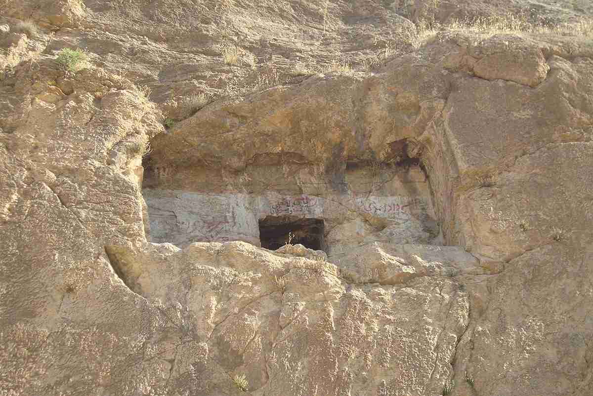 جاهای دیدنی کرمانشاه؛ گور دخمه صحنه