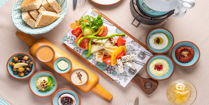 رستوران چشمه بزلما کاهوالتی دبی (Çeşme Bazlama Kahvaltı)