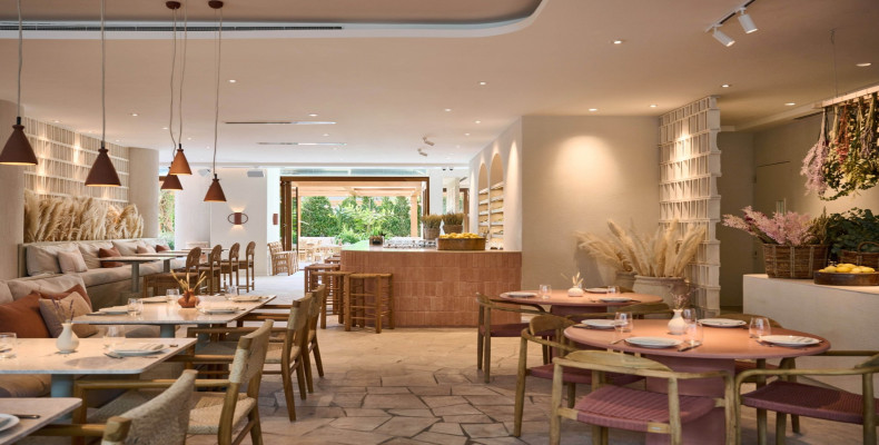 رستوران میتوس کوزینا اند گریل (Mythos Kouzina & Grill) 