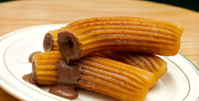 چوروس با شکلات از غذاهای خیابانی مادرید