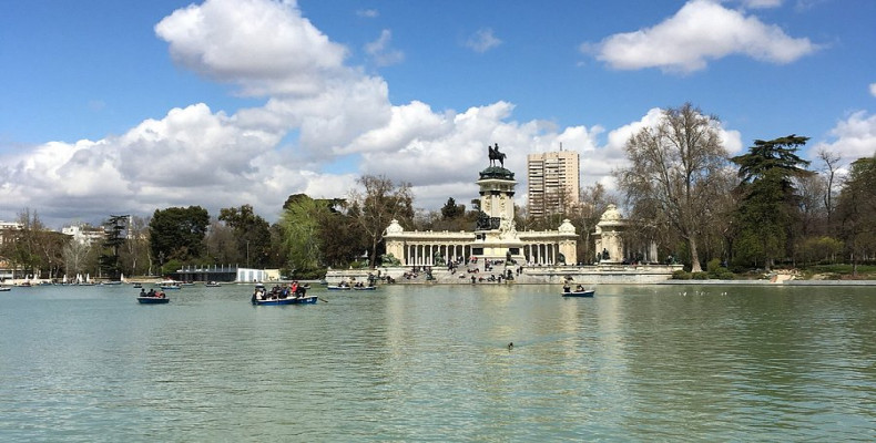 تجربه قایقرانی دونفره در پارک رتیرو 