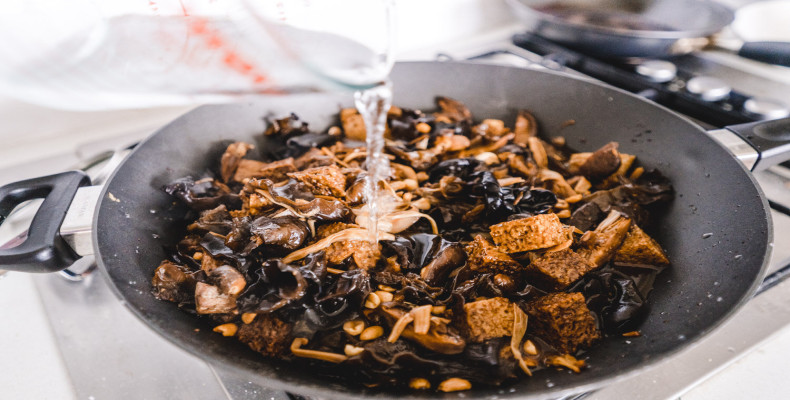 گندم سرخ شده با قارچ؛ یکی از غذاهای معروف شانگهای