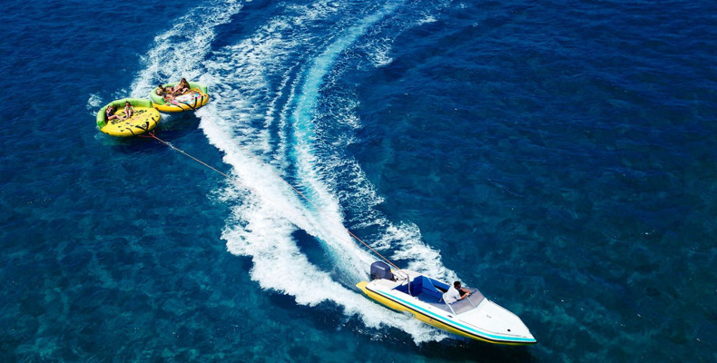 تفریحات آبی در ایبیزا؛ راهنمای بهترین ورزش‌ها و فعالیت‌های آبی