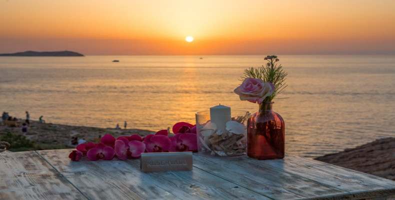 جاهای رمانتیک ایبیزا؛ از جزیره فورمنترا تا اسب سواری دو نفره