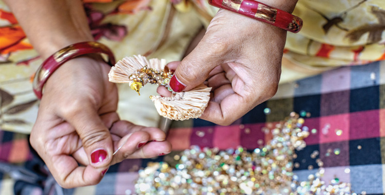 16 ایده برای خرید سوغات دهلی؛ از کتاب تا لباسهای سنتی