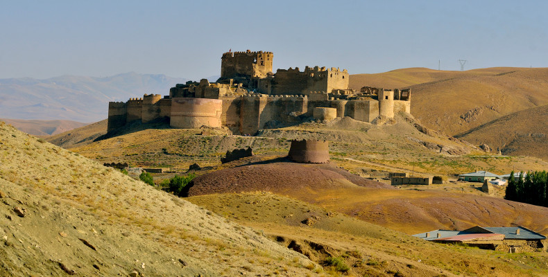 قلعه هوشاپ در وان