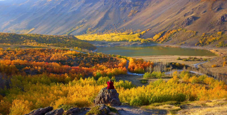 جاهای دیدنی وان ترکیه؛ چمن‌زارهای اطراف کوه نمرود