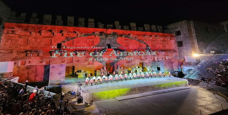 تماشای اجرای حیرت‌انگیز نمایش آتش آناتولی از تفریحات آنتالیا