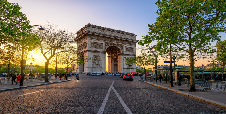 طاق پیروزی (Arc de Triomphe) در پاریس