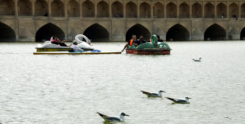 قایق‌سواری در زاینده‌رود