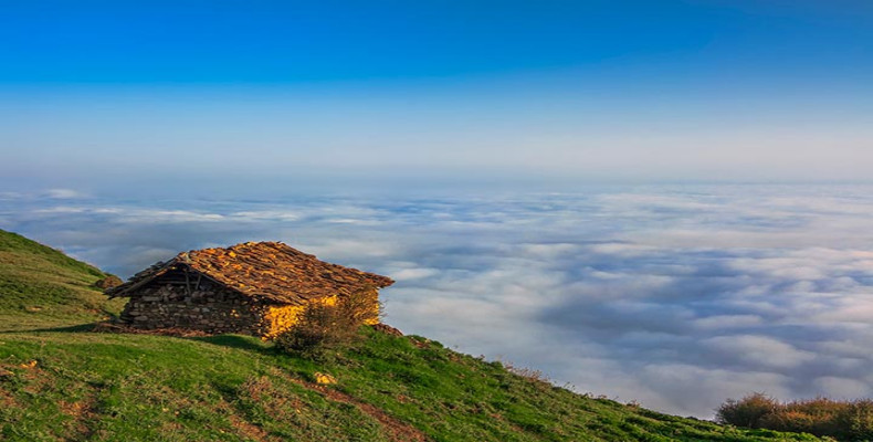 کلبه‌های چوبی فیلبند در دل کوهستان