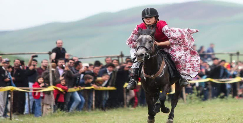 اسب‌سواری در روستای قره ‌قاشلی بندر ترکمن