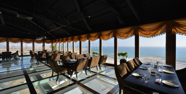 رستوران کف شیشه‌ای بام رویایی کیش