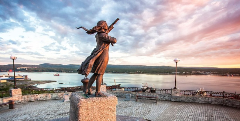 یادمان زن منتظر مورمانسک