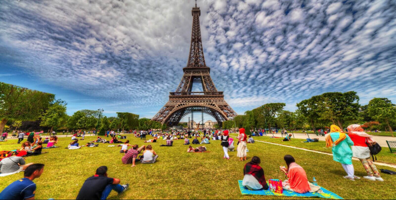 پیک‌نیک کنار برج ایفل