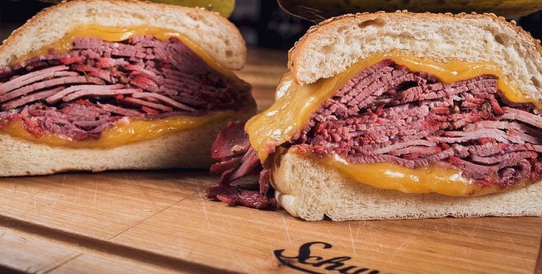 رستوران Schwartz’s Deli در اطراف میدان تروکادرو پاریس