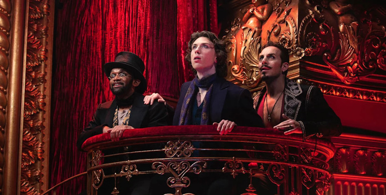 تماشای یک نمایش در مولن روژ