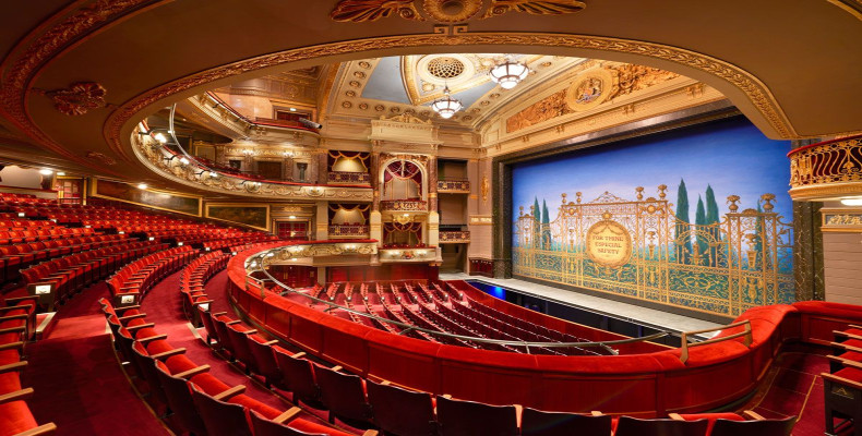 تماشای اجرای نمایشی در تئاتر اودئون