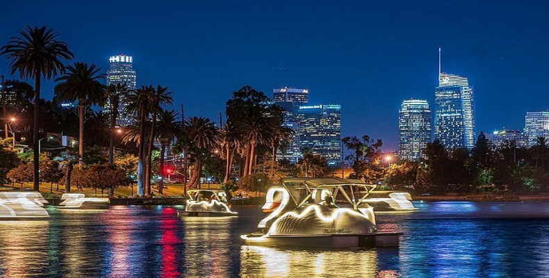 قایق‌سواری شبانه با قایق‌های قو در Echo Park Lake لس آنجلس