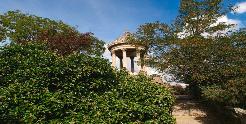 ایستادن در معبد سیبِیل در پارک بوت شومون پاریس