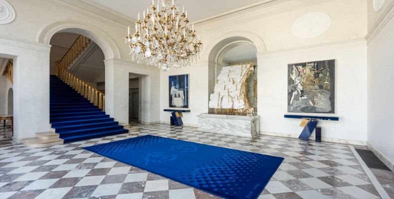 تالار ورودی بزرگ کاخ 