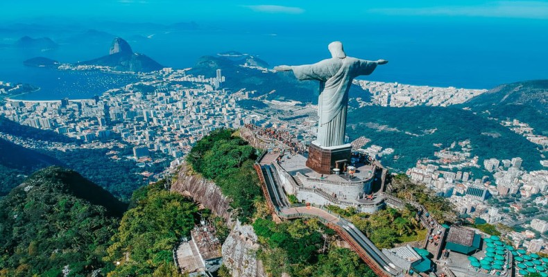 مجسمه معروف مسیح منجی در شهر ریو دوژانیرو برزیل