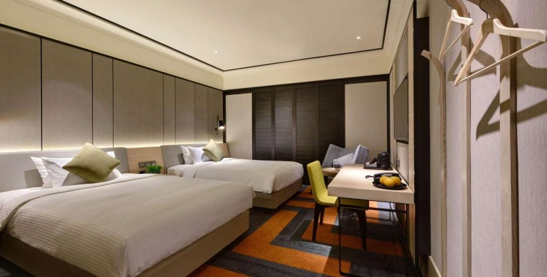 اتاق هتل ترانزیتی در فرودگاه چانگی سنگاپور با طراحی مدرن و امکانات کامل اقامت کوتاه‌مدت
