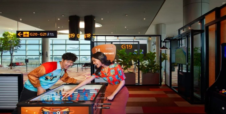 منطقه سرگرمی در ترمینال ۴ فرودگاه چانگی سنگاپور با بازی‌های رومیزی و امکانات تفریحی