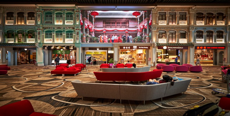 منطقه فرهنگی پراناکان در ترمینال فرودگاه چانگی با طراحی سنتی و مغازه‌های رنگارنگ