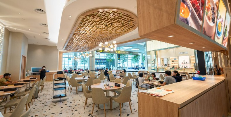 رستوران‌های متنوع و مدرن در فرودگاه چانگی سنگاپور با طراحی روشن و منوی بین‌المللی