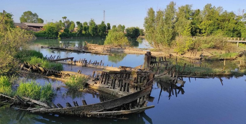 گورستان کشتی‌های Cimitero dei Burci در ایتالیا؛ بقایای چوبی در دل طبیعت کنار رودخانه