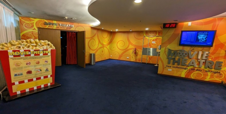 سینمای رایگان فرودگاه چانگی سنگاپور در ترمینال ۳ با نمایش فیلم‌های روز برای مسافران