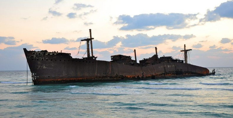 کشتی یونانی کیش در خلیج فارس؛ معروف‌ترین کشتی به گل نشسته ایران