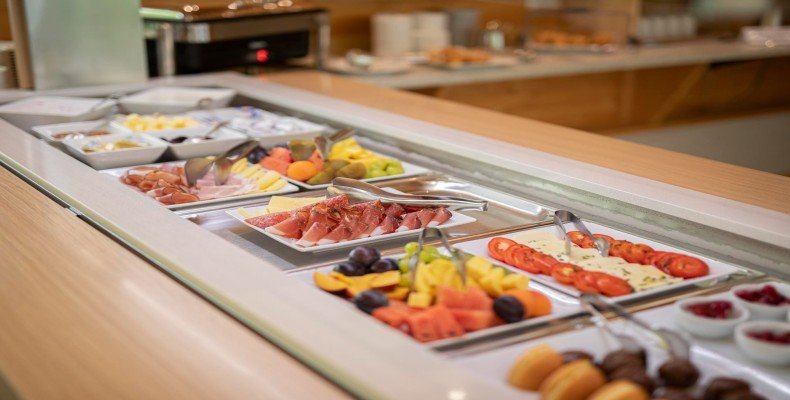 سرو غذا از ظروف گرم بوفه هتل — تفاوت فولبرد و هافبرد در هتل