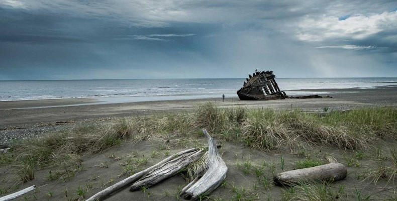 کشتی Pesuta در کانادا؛ بدنه‌ی نیمه‌مدفون در ساحل و نماد گذر زمان در دریا