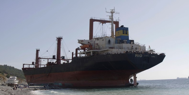 کشتی ریوی به گل نشسته در ساحل نووراسییسک روسیه؛ جاذبه‌ای صنعتی و دیدنی