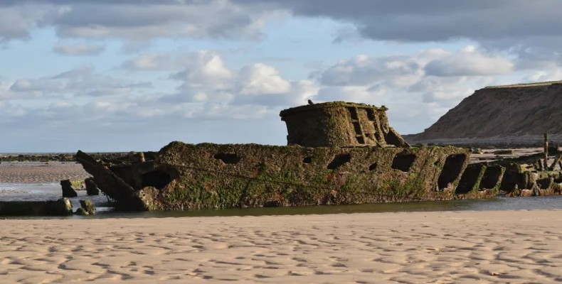 کشتی‌های به گل نشسته معروف جهان در ساحل انگلستان؛ لاشه زنگ‌زده‌ای پوشیده از خزه و ماسه