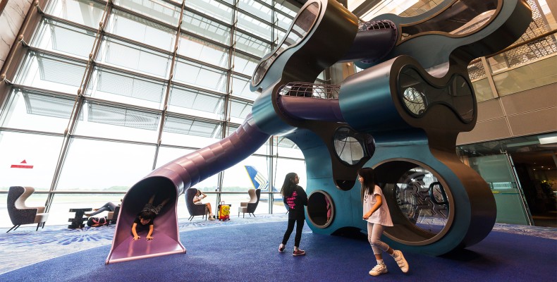 سرسره بزرگ در ترمینال ۳ فرودگاه چانگی سنگاپور برای تفریح کودکان و خانواده‌ها