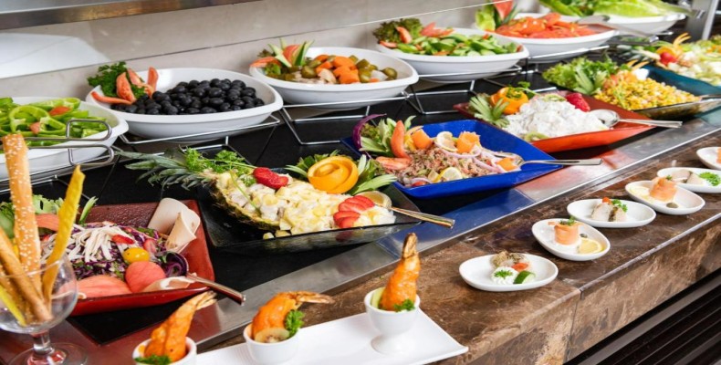 بوفه متنوع هتل با سالاد و غذاهای سرد