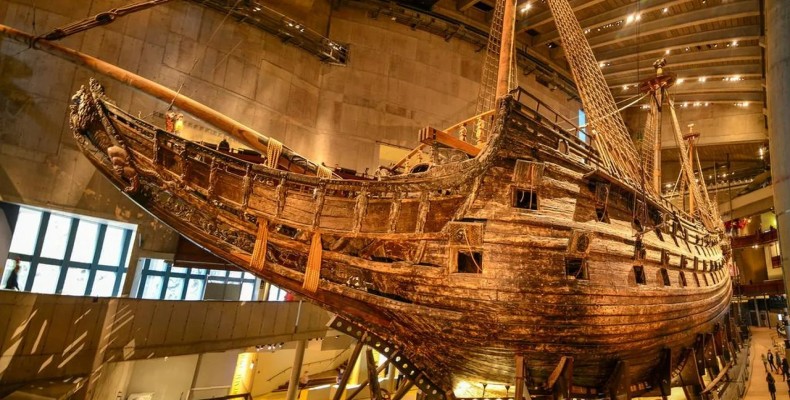 کشتی وازا در موزه وازا سوئد؛ یکی از کشتی‌های به گل نشسته معروف جهان