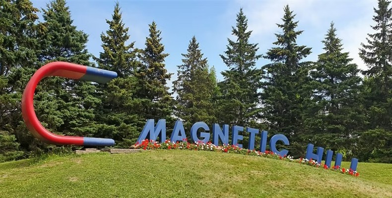 تابلوی تپه مغناطیسی در کانادا؛ از قوانین و پدیده‌های عجیب در حقایق جالب درباره کانادا