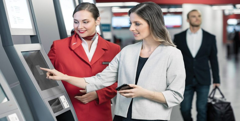 پرسنل فرودگاه در حال راهنمایی مسافر برای استفاده از خدمات CIP و VIP