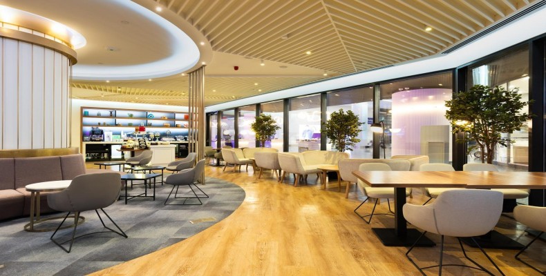 سالن CIP فرودگاه استانبول با طراحی مدرن، نور طبیعی و فضای آرام برای استراحت مسافران